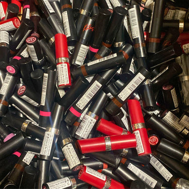 La mezcla surtida de lápices labiales Rimmel incluye colores variados (lote de 100 piezas)